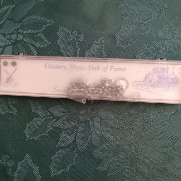 Vintage Country Music Hall of Fame charm bracelet in box box has sticker residue - Picture 2 of 2